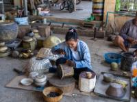 Gefäße werden in Silberwerkstatt mit Muster versehen - Koh Chen - Kambodscha